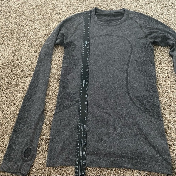 Lululemon Run: Swiftly Tech Long Sleeve Lace Design in Charcoal Gray Sz 4 - Picture 13 of 16